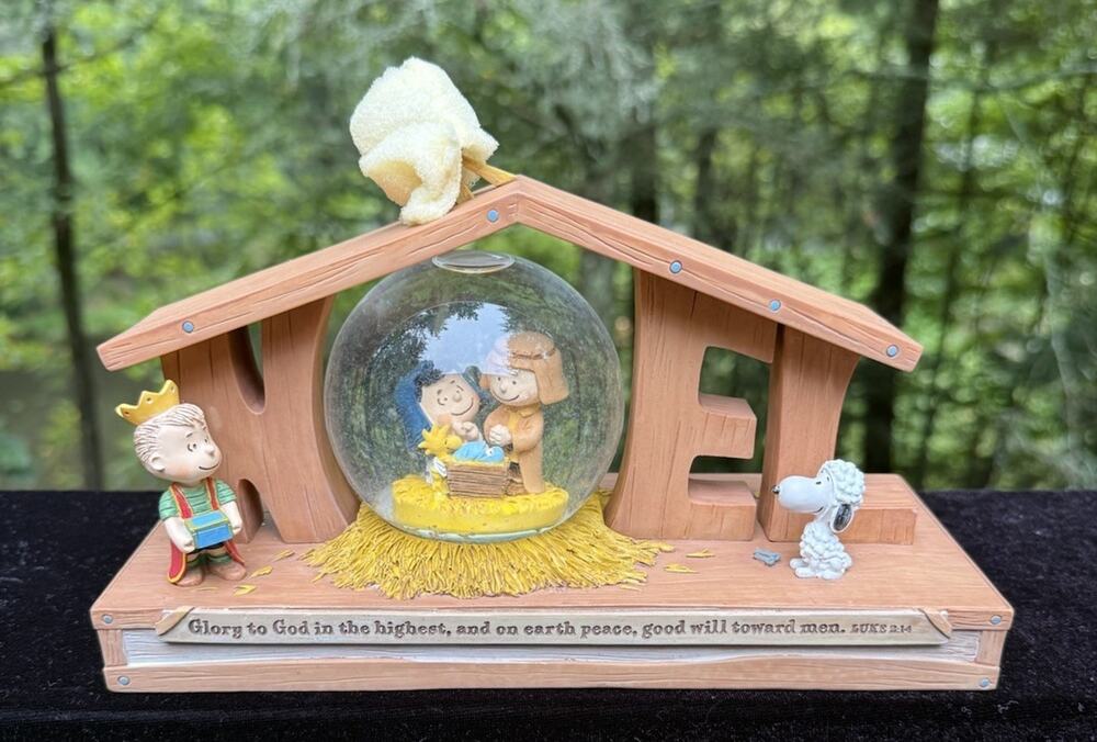 Hallmark Peanuts Gallery Nativity Waterglobe Snow Globe Christmas Figurine S1